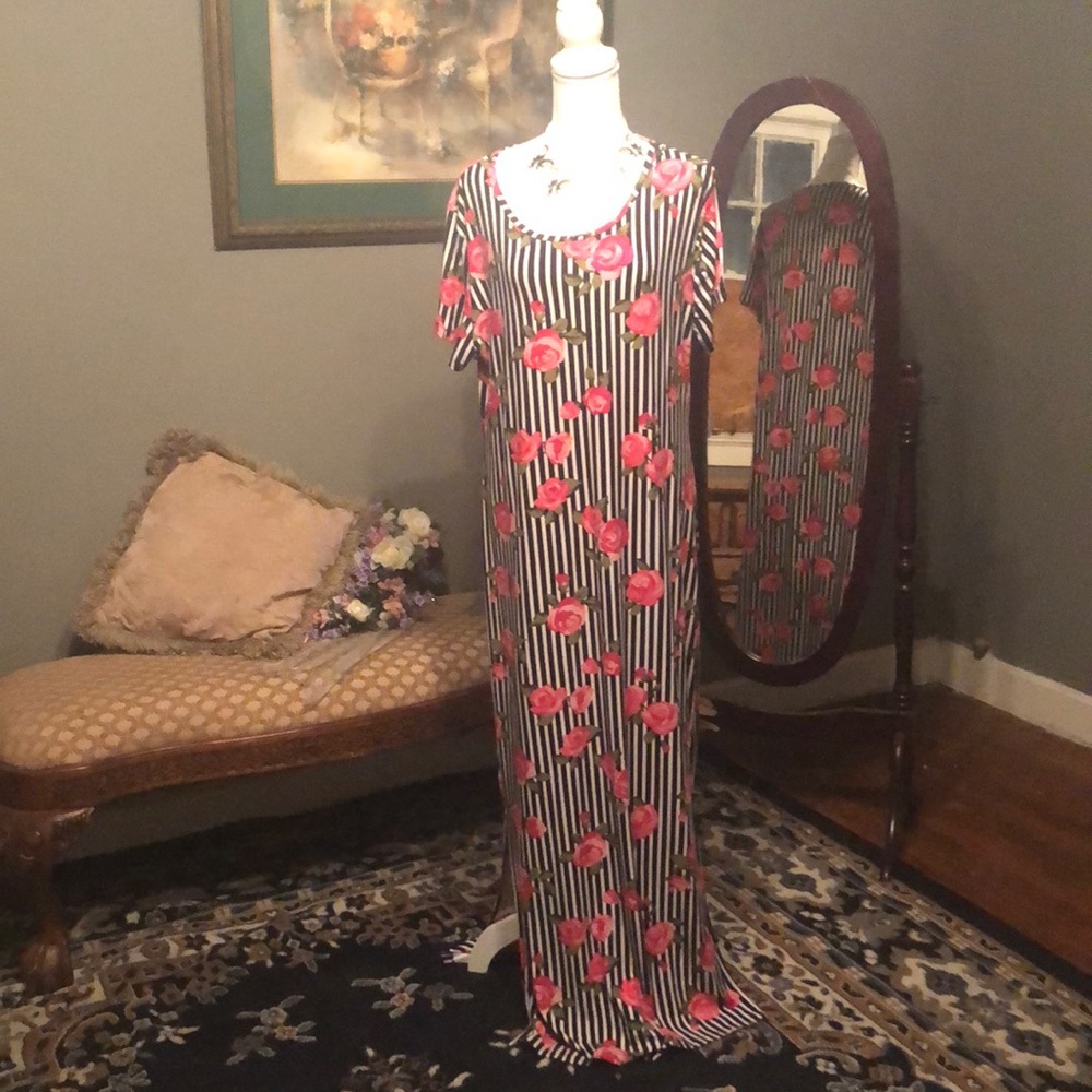 ⭐️⭐️Bobbie Brooks Floral maxi dress